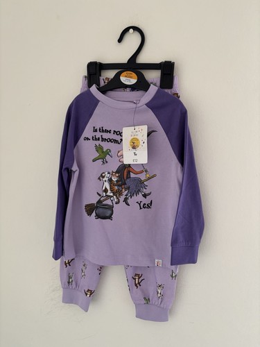 Room the broom - on,